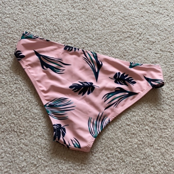 high cut bikini bottom - Picture 2 of 4